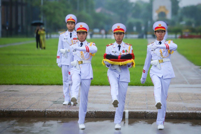 Đưa quốc kỳ với dải băng tang lên vị trí cột cờ