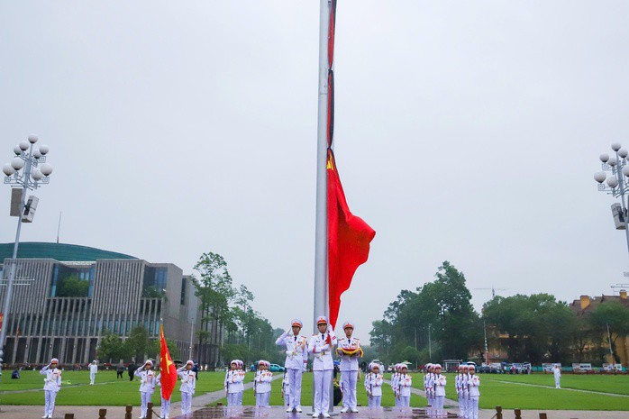 Lá cờ được kéo dần lên cột trong không khí trang nghiêm