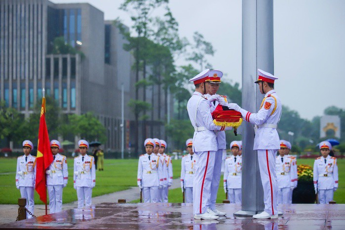 Lễ treo cờ rủ Quốc tang nguyên Chủ tịch nước Trần Đức Lương tại Quảng trường Ba Đình - 7