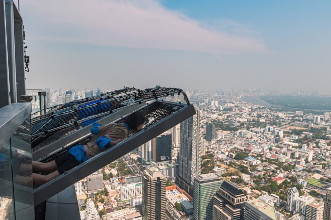 Du khách 'lơ lửng' ở độ cao gần 300 mét. Ảnh: IG kingpowermahanakhon