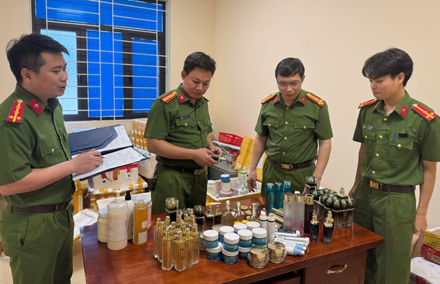 Văn phòng Cơ quan CSĐT Công an tỉnh Thanh Hóa triệt phá cơ sở sản xuất, buôn bán số lượng lớn mỹ phẩm giả do Nguyễn Thị Dung làm chủ.