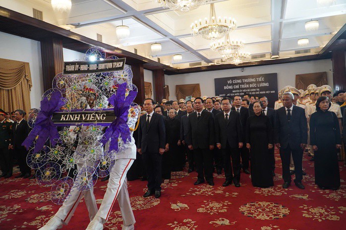 Đoàn Thành ủy - UBND - HĐND - Ủy ban MTTQ TP HCM do Ủy viên Bộ Chính trị, Bí thư Thành ủy Nguyễn Văn Nên dẫn đầu vào viếng nguyên Chủ tịch nước Trần Đức Lương tại Hội trường Thống Nhất
