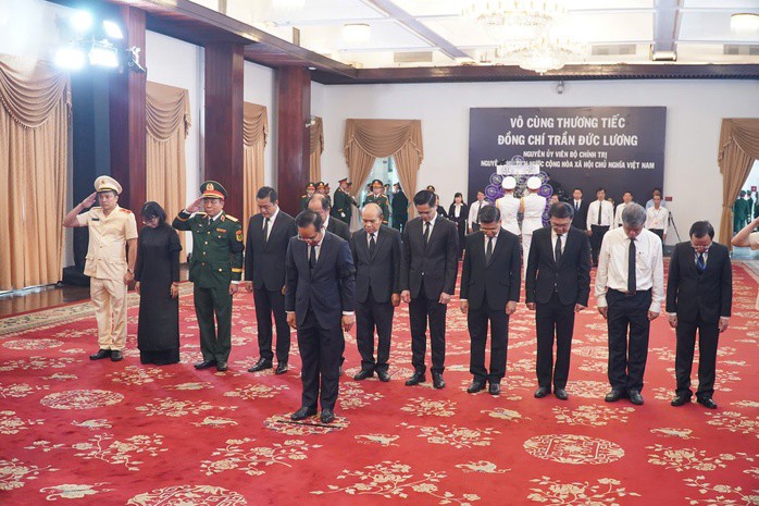 Đoàn UBND TP HCM do Ủy viên Trung ương Đảng, Phó Bí thư Thành ủy, Chủ tịch UBND Nguyễn Văn Được dẫn đầu vào viếng
