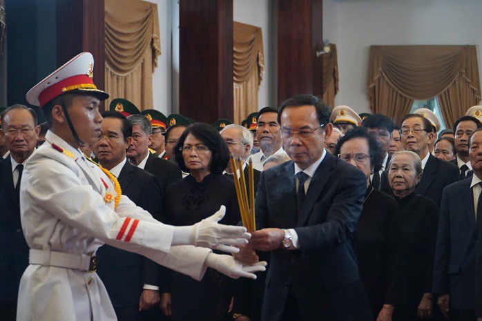 Uỷ viên Bộ Chính trị, Bí thư Thành ủy Nguyễn Văn Nên cùng các đại biểu dâng hương