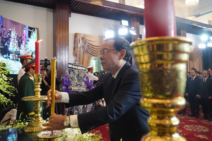 Uỷ viên Bộ Chính trị, Bí thư Thành ủy Nguyễn Văn Nên dâng hương tưởng nhớ công ơn của nguyên Chủ tịch nước Trần Đức Lương