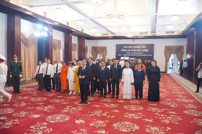 Đoàn Ủy ban MTTQ TP HCM do ông Nguyễn Phước Lộc - Phó Bí thư Thành ủy, Bí thư Đảng đoàn, Chủ tịch Ủy ban MTTQ TP HCM - dẫn đầu vào viếng