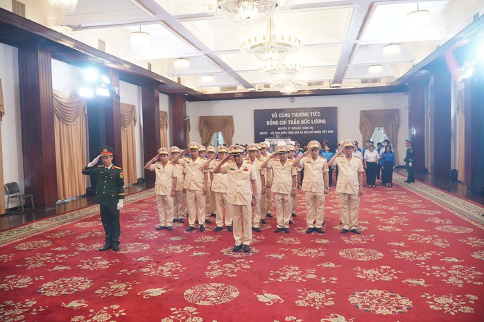Đoàn Công an TP HCM do Trung tướng Lê Hồng Nam là trưởng đoàn vào viếng