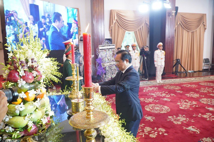 Chủ tịch UBND TP HCM Nguyễn Văn Được xúc động dâng hương tưởng nhớ công ơn nguyên Chủ tịch nước Trần Đức Lương