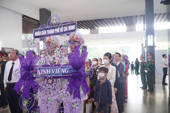 Đoàn nhân dân TP HCM xúc động viếng nguyên Chủ tịch nước Trần Đức Lương