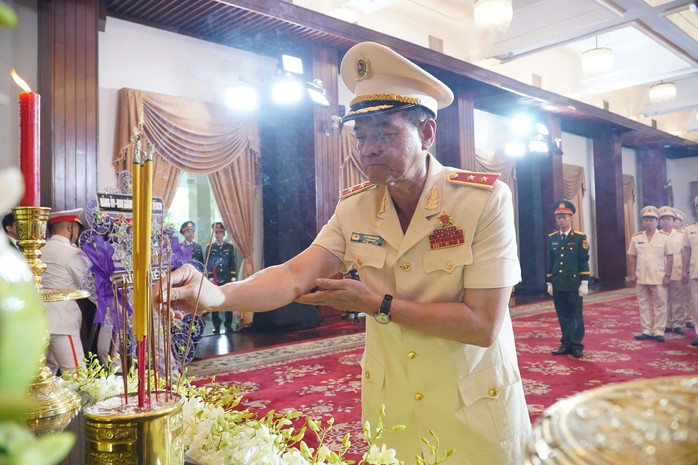 Trung tướng Lê Hồng Nam dâng hương tiễn biệt nguyên Chủ tịch nước Trần Đức Lương