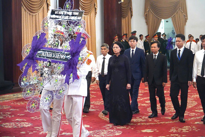Nghẹn ngào xúc động tại lễ viếng nguyên Chủ tịch nước Trần Đức Lương tại TP HCM - 12