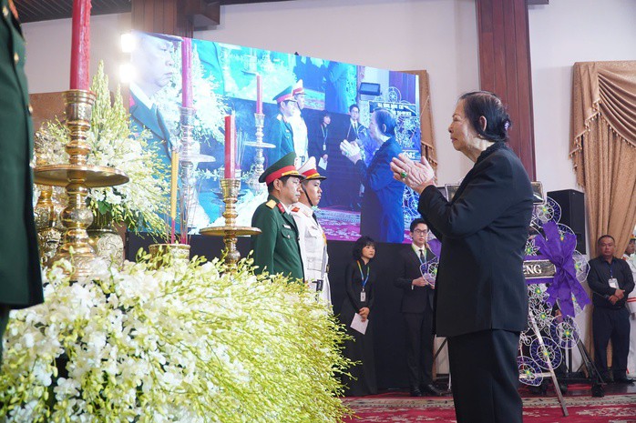 Người thân không kìm được nước mắt khi dâng hương &nbsp;nguyên Chủ tịch nước Trần Đức Lương