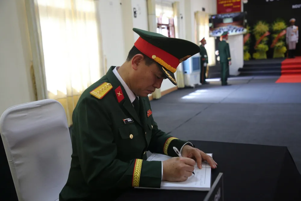 Nhiều cán bộ, lực lượng vũ trang, nhân dân đến viếng nguyên Chủ tịch nước Trần Đức Lương.