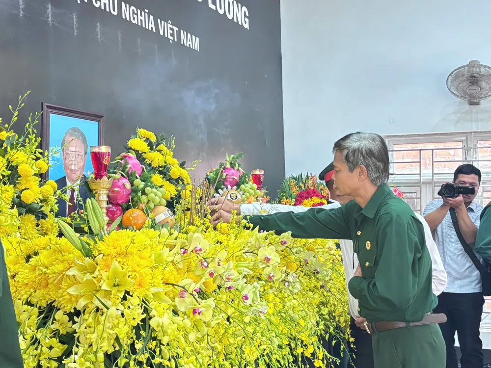 Người dân vào viếng nguyên Chủ tịch nước Trần Đức Lương tại Hội trường UBND xã Phổ Khánh.