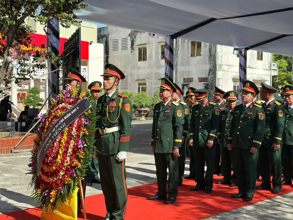 Thiếu tướng Lê Ngọc Hải, Tư lệnh Quân khu 5, dẫn đầu đoàn Đảng uỷ, Bộ tư lệnh quân khu 5 vào viếng nguyên Chủ tịch nước.