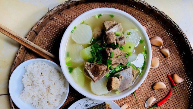 Canh củ cải hầm xương: Món canh thanh mát, tốt cho người cần ăn nhạt và hạn chế chất béo.