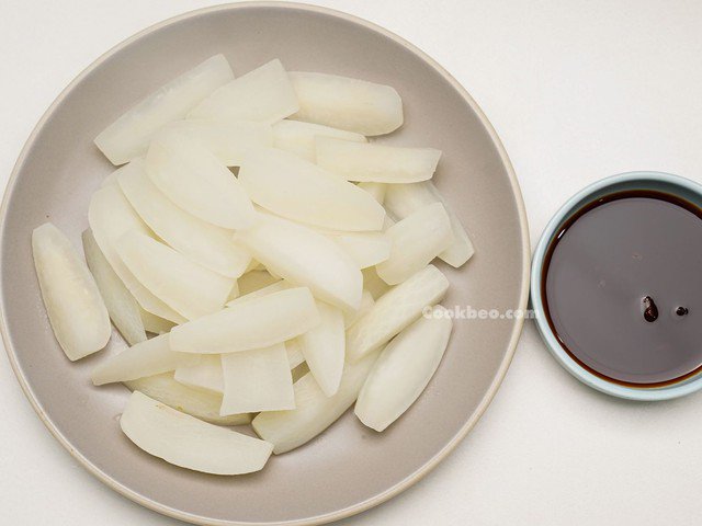 Củ cải luộc chấm nước tương: Một món đơn giản, dễ làm nhưng giữ nguyên hương vị tự nhiên và chất dinh dưỡng.