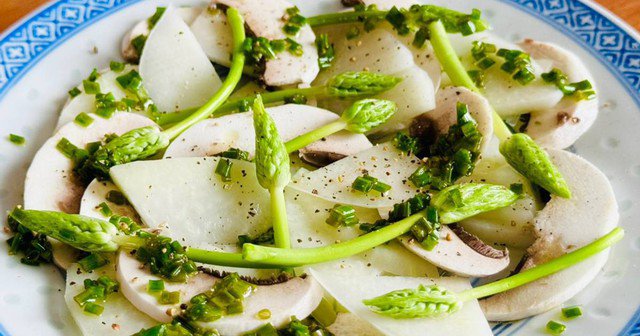 Salad củ cải trộn dầu ô liu và giấm táo: Vừa ngon miệng, vừa thích hợp với người cần kiểm soát lượng đường.