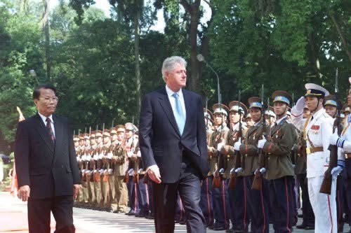 Nguyên Chủ tịch nước Trần Đức Lương đón Tổng thống Mỹ Bill Clinton - Tổng thống Mỹ đầu tiên thăm Việt Nam sau khi hai nước bình thường hóa quan hệ ngoại giao. Ảnh tư liệu
