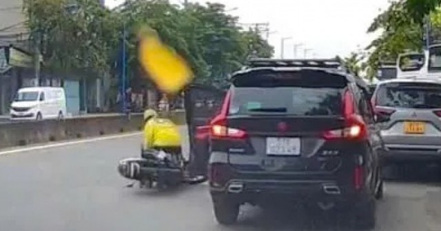 Mở cửa ô tô làm tài xế xe ôm ngã ra đường còn b...