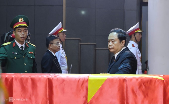 Chủ tịch Quốc hội Trần Thanh Mẫn đi vòng quanh linh cữu. Ảnh: Giang Huy