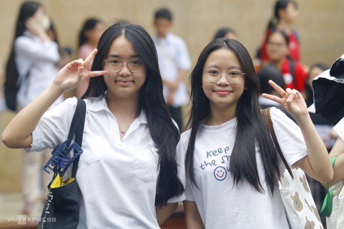 Thí sinh dự thi vào lớp 10 trường THPT chuyên Khoa học Xã hội và Nhân văn, sáng 24/5. Ảnh: Thanh Hằng