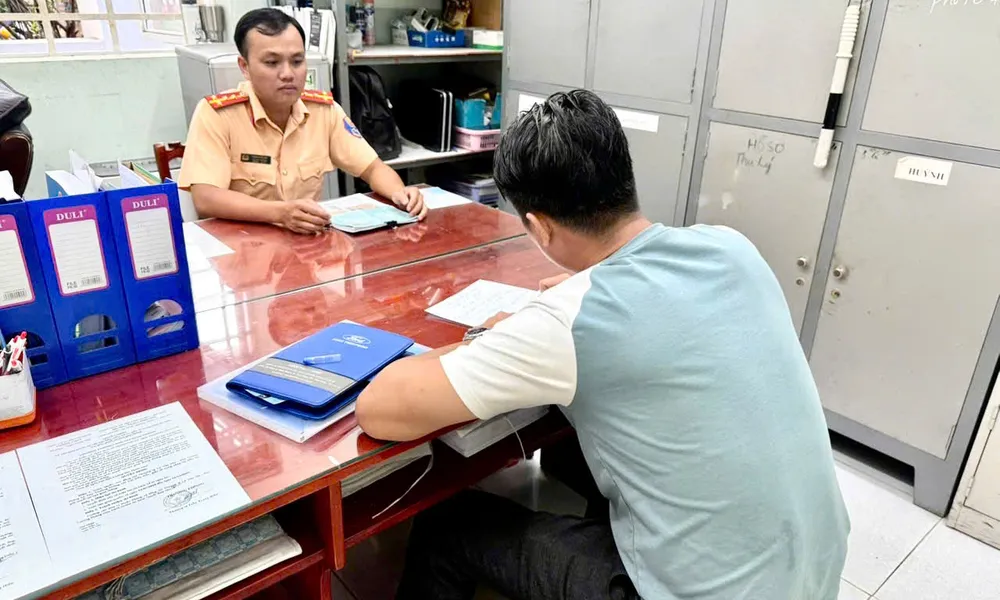 CSGT làm việc với tài xế xế S. Ảnh: CA