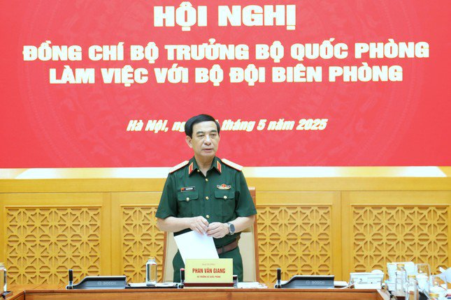 Đại tướng Phan Văn Giang - Bộ trưởng Bộ Quốc phòng, phát biểu tại hội nghị.