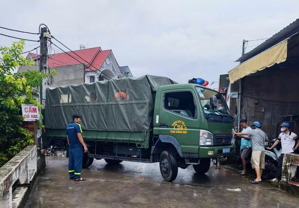Lực lượng cứu hộ công an tỉnh Đồng Nai nhanh chóng có mặt tại hiện trường để triển khai tìm kiếm. Ảnh: AX.