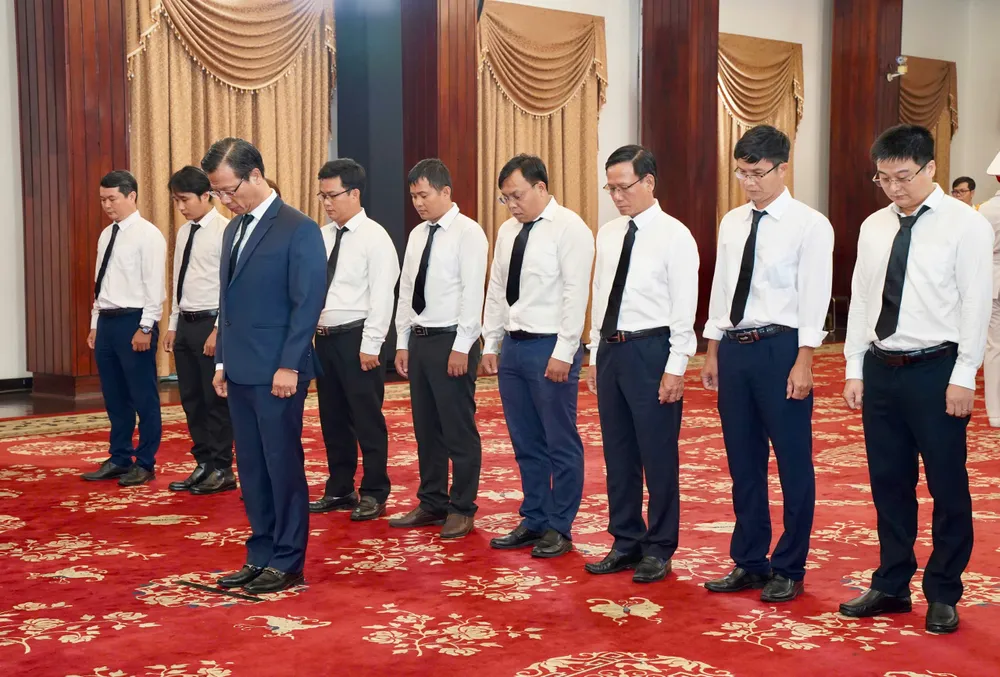 Chùm ảnh: Dòng người liên tục đến viếng nguyên Chủ tịch nước Trần Đức Lương tại TP.HCM - 11