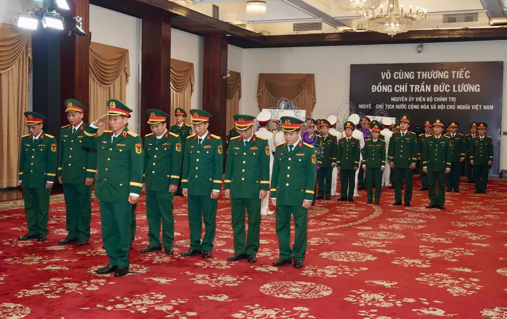 Chùm ảnh: Dòng người liên tục đến viếng nguyên Chủ tịch nước Trần Đức Lương tại TP.HCM - 10