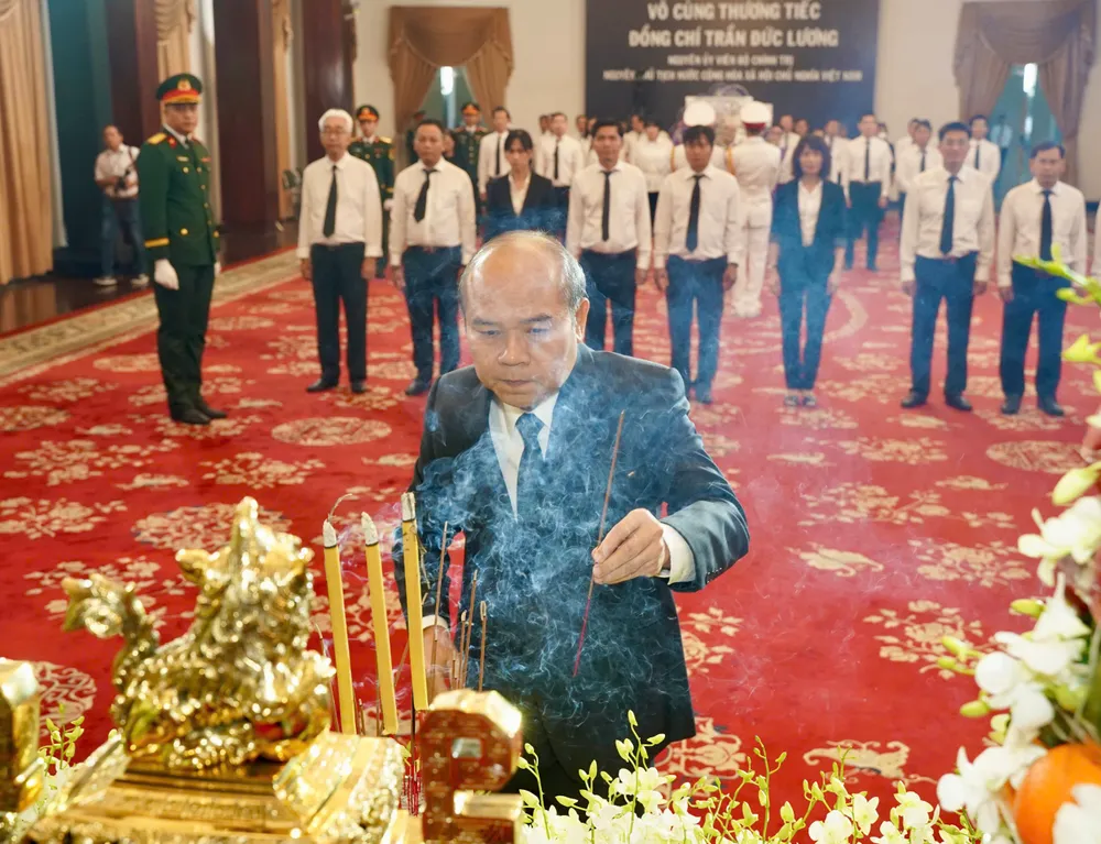 Ông Trần Văn Bảy, Chánh Thanh tra TP.HCM dẫn đầu đoàn Thanh tra TP đến viếng.