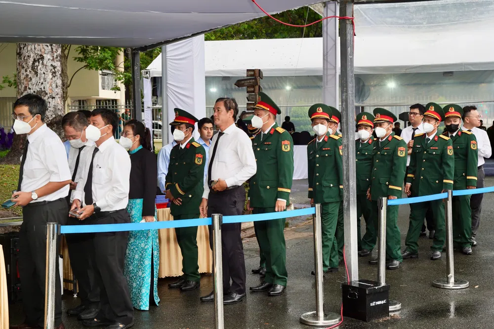 Dòng người đợi kiểm soát an ninh trước khi vào Hội trường Thống Nhất.