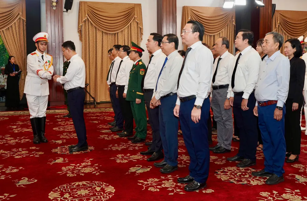 Chùm ảnh: Dòng người liên tục đến viếng nguyên Chủ tịch nước Trần Đức Lương tại TP.HCM - 12