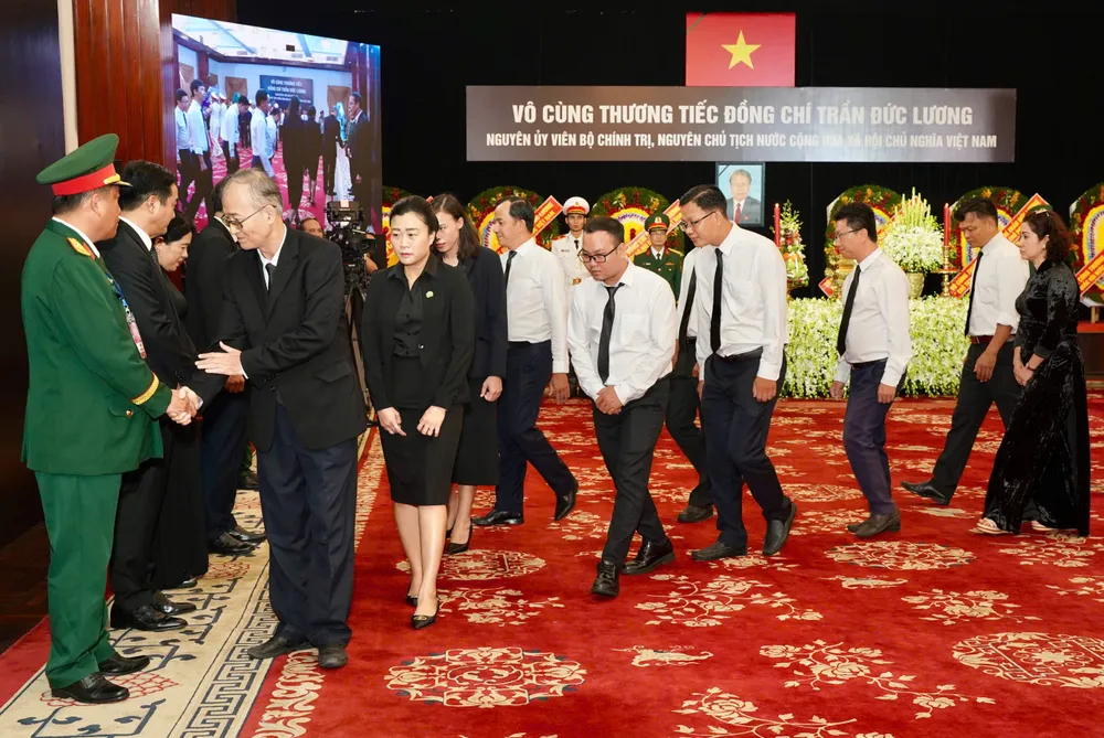 Chùm ảnh: Dòng người liên tục đến viếng nguyên Chủ tịch nước Trần Đức Lương tại TP.HCM - 13