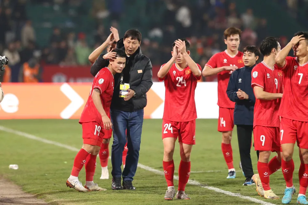 HLV Kim Sang-sik chọn chủ yếu thành phần nòng cốt từng vô địch AFF Cup 2024 cho trận quyết đấu trên sân của Malaysia. Ảnh: ANH PHƯƠNG.