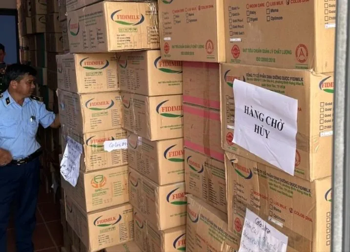 Lực lượng chức năng phát hiện gần 25 tấn sữa bột không rõ nguồn gốc. Ảnh: CALA