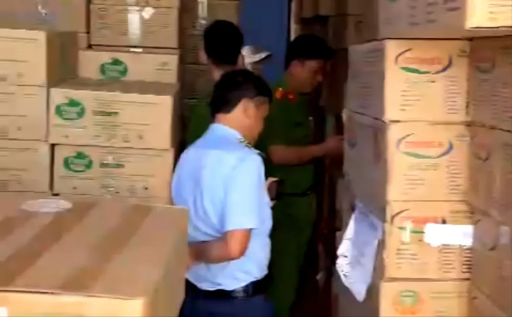 Lực lượng chức năng kiểm tra số hàng hóa căn nhà ở xã Tân Lân, huyện Cần Đước. Ảnh: CALA