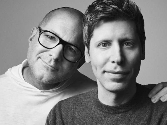 Jony Ive (trái) cùng Sam Altman. Ảnh: OpenAI