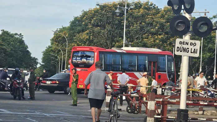 Hiện trường vụ tai nạn giao thông khiến 2 mẹ con tử vong, 2 người con khác bị thương.