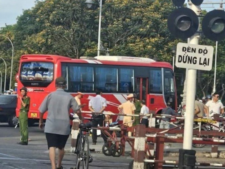 Xe khách tông xe máy, 4 mẹ con thương vong