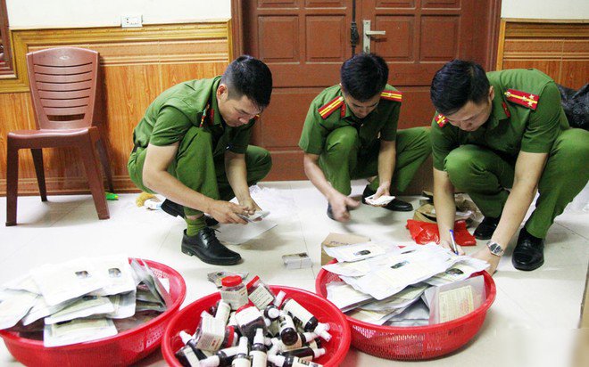 Cơ quan chức năng kiểm tra số thuốc giả tại nhà các đối tượng