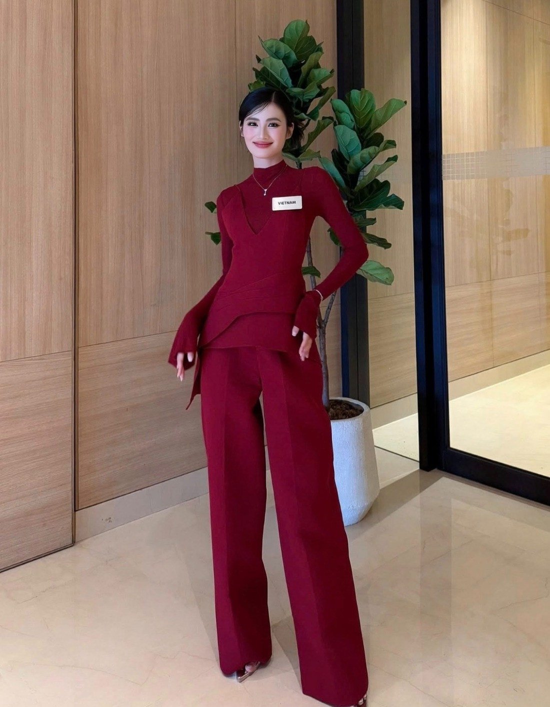Ý Nhi khoe thần thái sang trọng trong ngày thứ 18 ở Ấn Độ.