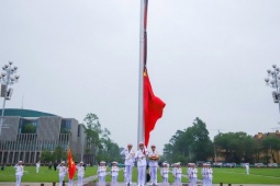 Lễ treo cờ rủ Quốc tang nguyên Chủ tịch nước Trần Đức Lương tại Quảng trường Ba Đình