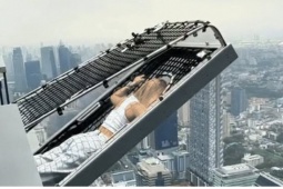  ' Lơ lửng '  trên cao ốc ở Thái Lan không dành cho người yếu tim