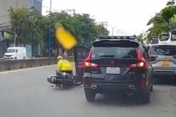 Mở cửa ô tô làm tài xế xe ôm ngã ra đường còn bắt đền 3 triệu đồng
