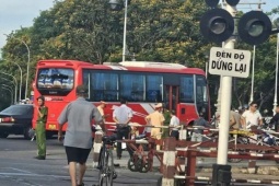 Xe khách tông xe máy, 4 mẹ con thương vong