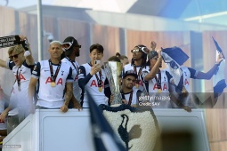 Tottenham rước cúp Europa League khắp London, Son Heung Min & đồng đội tự hào