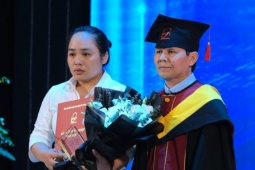 Chị gái bật khóc lên nhận bằng tốt nghiệp thay em đã mất
