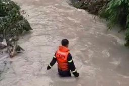 Lực lượng cứu nạn Đồng Nai tìm bé gái bị nước cuốn trôi khi tắm mưa
